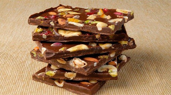 шоколад с арахисом и кусочками фруктов